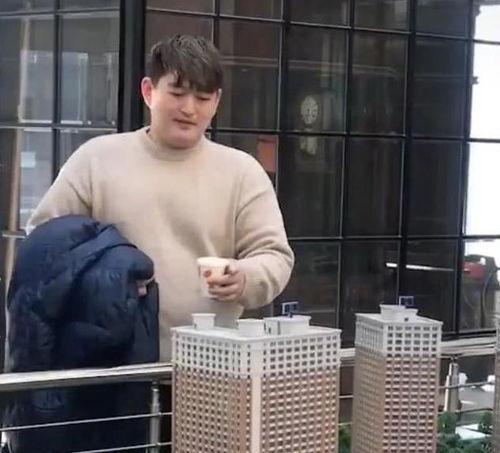 青岛网红大叔和他儿子吃瓜事件,一场网络热议的亲子互动