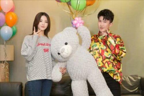 娱乐扒圈吃瓜记,揭秘明星幕后故事，吃瓜群众必看  第2张